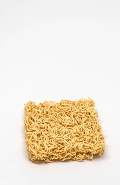 Geïsoleerde Instant Noodles op witte achtergrond met uitknippad — Stockfoto