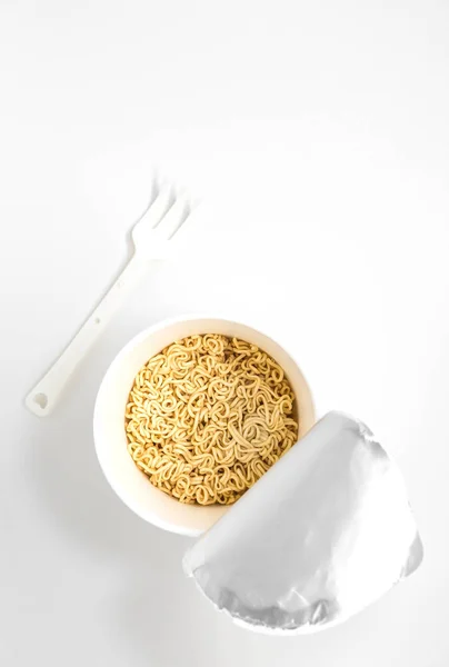 Vue du dessus des nouilles instantanées isolées dans une tasse en papier sur fond blanc avec un chemin de coupe — Photo