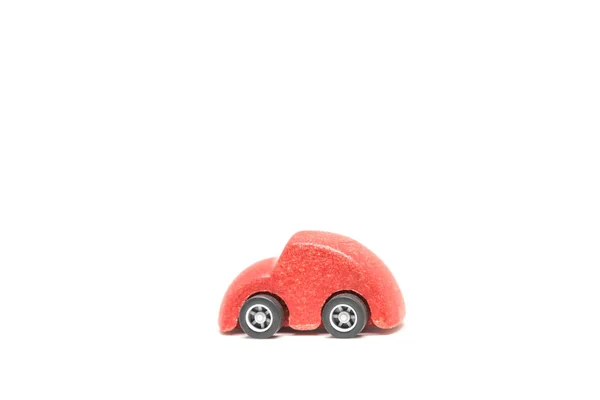 Isolado brinquedo carro de madeira vermelho no fundo branco — Fotografia de Stock