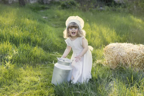 Beyaz Elbise Gülen Bir Kutu Ile Doğada Küçük Kız — Stok fotoğraf