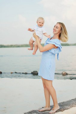 Anne ve kızı golybysh elbiseler sahilde