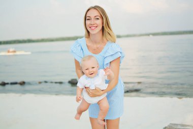 Anne ve kızı sahilde Golybysh elbiseleriyle. Anneler Günü