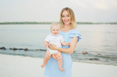 Anne ve kızı sahilde Golybysh elbiseleriyle. Anneler Günü