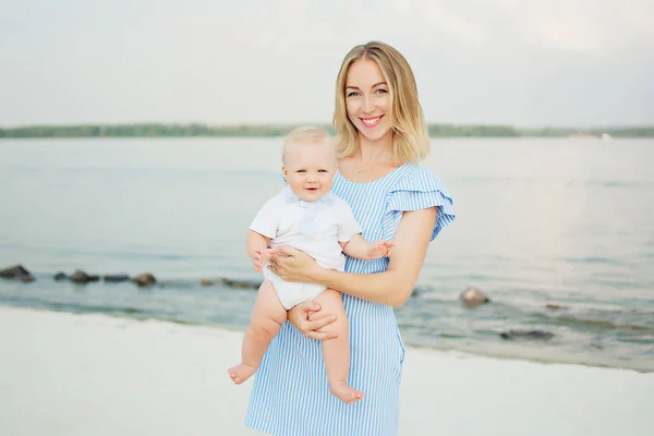 Anne ve kızı sahilde Golybysh elbiseleriyle. Anneler Günü