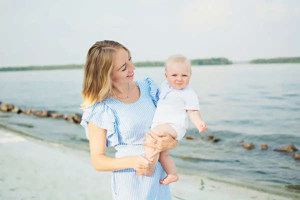 Mutter Und Tochter Strand Golybyschen Kleidern Muttertag — Stockfoto