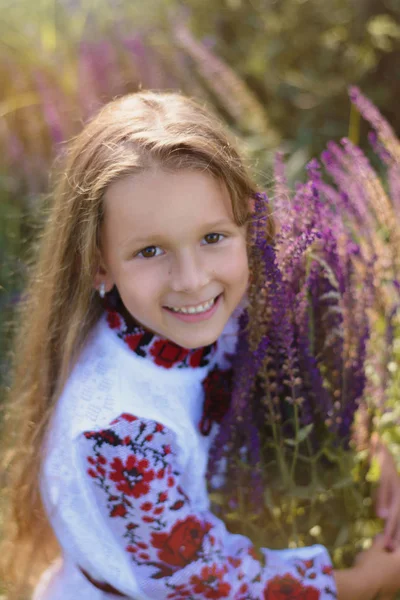 Uma Menina Pequena Uma Flor Capricho Com Flores — Fotografia de Stock