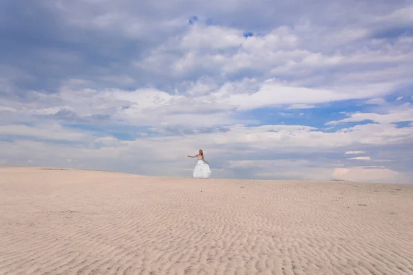穿着婚纱的女孩弧形沙丘在沙滩上奔跑新娘 — 图库照片