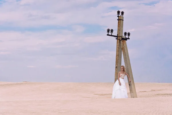 Menina Vestido Noiva Barchans Areia Correndo Noiva Areia — Fotografia de Stock