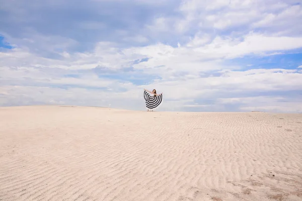 Beautiful Woman Desert — Stock Photo, Image