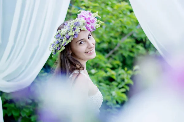 Mariée Heureuse Avec Des Fleurs Dans Une Couronne Extérieur — Photo