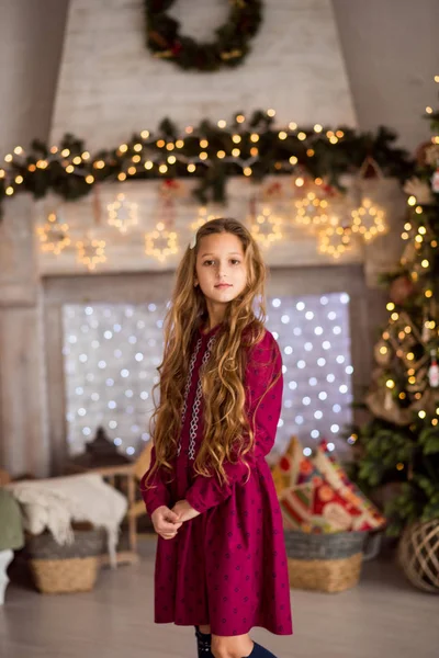 크리스마스 근처의 아름다운 아이가 크리스마스 트리를 장식합니다 머리를 소녀의 — 스톡 사진