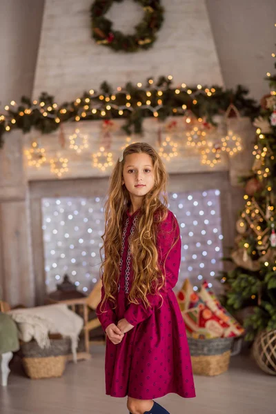Een Meisje Bij Kerstboom Mooi Kind Versiert Een Kerstboom Portret — Stockfoto