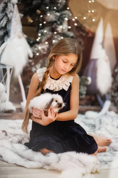 Красива Дівчина Білим Кроликом Біля Ялинки Подарунками Зима Новий Рік — стокове фото