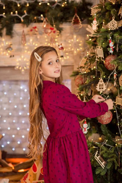 Een Meisje Bij Kerstboom Mooi Kind Versiert Een Kerstboom Portret — Stockfoto