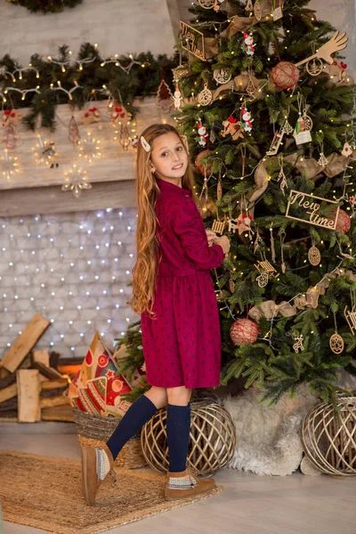 Uma Rapariga Perto Árvore Natal Bela Criança Decora Uma Árvore — Fotografia de Stock