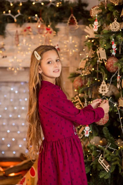 Een Meisje Bij Kerstboom Mooi Kind Versiert Een Kerstboom Portret — Stockfoto