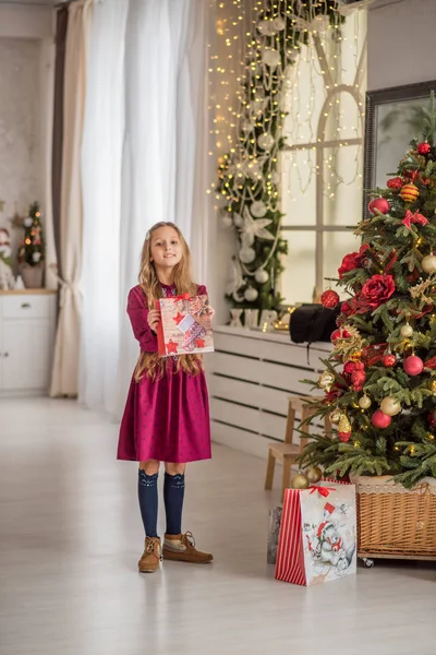Menina Bonita Presentes Férias Natal Árvore Natal — Fotografia de Stock