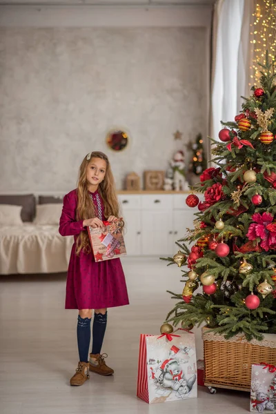 소녀가 선물을 크리스마스 에서의 크리스마스 — 스톡 사진