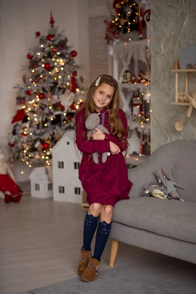 Niña Cerca Del Árbol Navidad — Foto de Stock