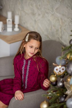 Noel ağacı süsleyen küçük kız