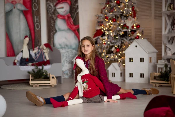 Niña Con Regalos Navidad Chica Sentada Cuerda Cerca Árbol Navidad — Foto de Stock