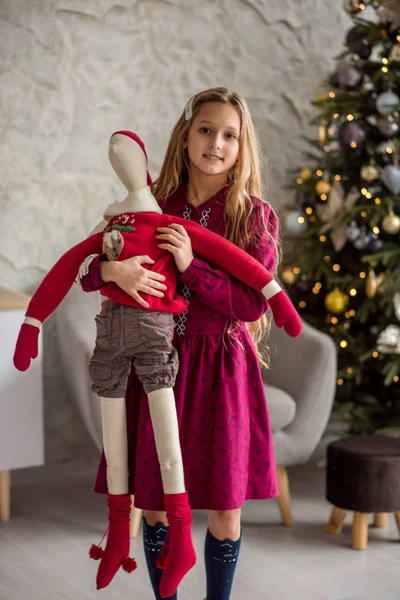 Hermosa Chica Árbol Navidad Con Santa Los Regalos Año Nuevo — Foto de Stock