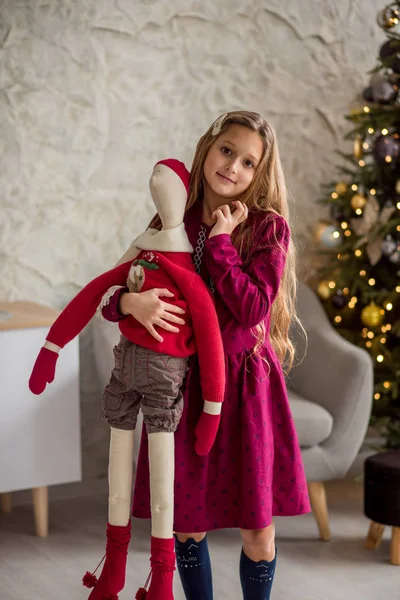 Hermosa Chica Árbol Navidad Con Santa Los Regalos Año Nuevo — Foto de Stock