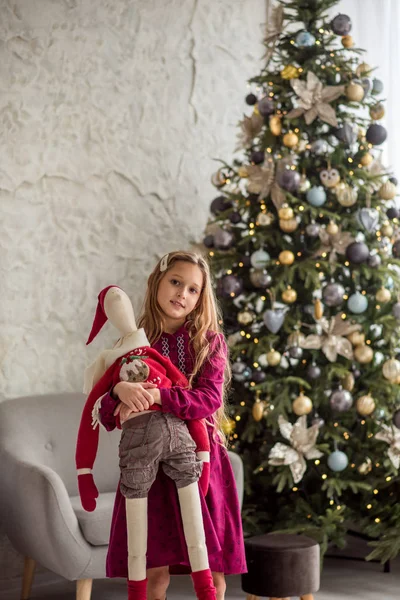 Menina Bonita Árvore Natal Com Papai Noel Presentes Ano Novo — Fotografia de Stock