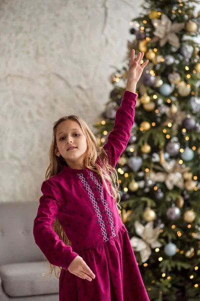 Menina Feliz Com Árvore Natal — Fotografia de Stock