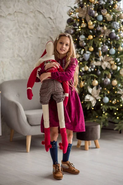 Hermosa Chica Árbol Navidad Con Santa Los Regalos Año Nuevo — Foto de Stock