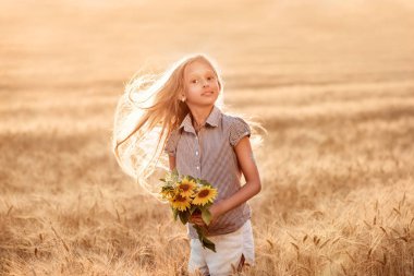Buğday tarlasında genç bir kadın