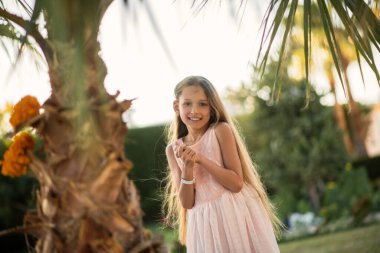 Parktaki küçük kız. Sonbahar yapraklı kız