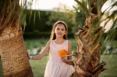 Parktaki küçük kız. Sonbahar yapraklı kız