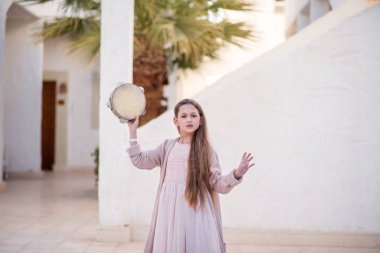 hediye ile bir kız portresi