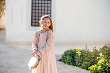 Balonlar parkta kızla