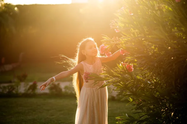 Woman Dress Bouquet Flowers — Stock Photo, Image