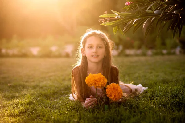 Frau Kleid Mit Blumenstrauß — Stockfoto