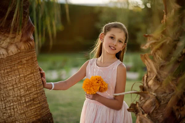 Uma Menina Parque Menina Com Folhas Outono — Fotografia de Stock