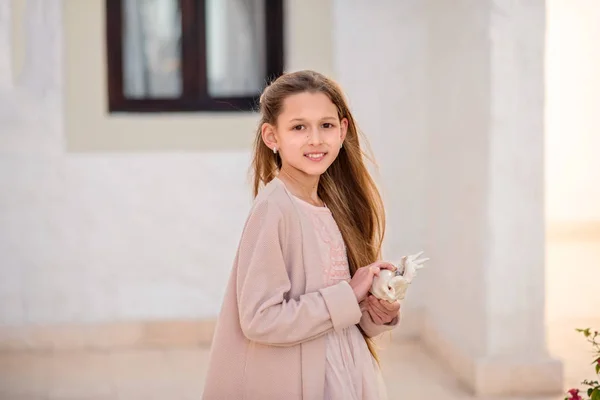 Portret Van Een Jonge Vrouw Met Glas Wijn — Stockfoto