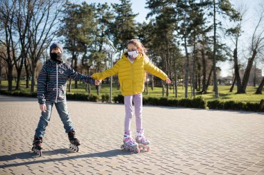 Parkta yürüyen genç bir çift. Parkta koşan genç kadın.