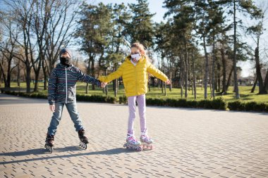 Parkta yürüyen genç bir çift. Parkta koşan genç kadın.