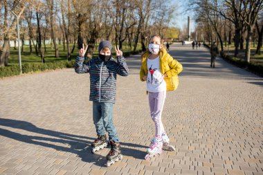 Parkta yürüyen genç bir çift. Parkta koşan genç kadın.