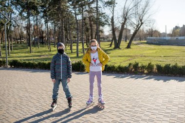 Parkta yürüyen genç bir çift. Parkta koşan genç kadın.