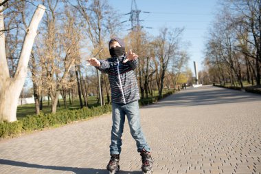 bir scooter üzerinde küçük çocuk