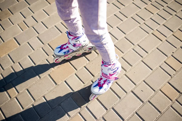 Piernas Mujer Joven Con Patines Caminando Parque Ciudad —  Fotos de Stock