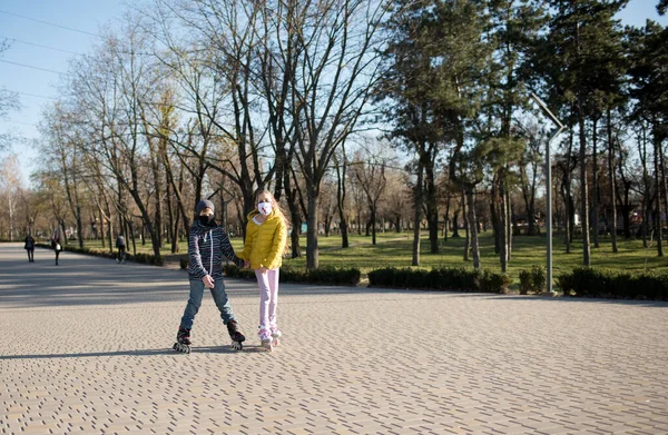 在公园里散步的年轻夫妇 在公园里跑步的年轻女子 — 图库照片