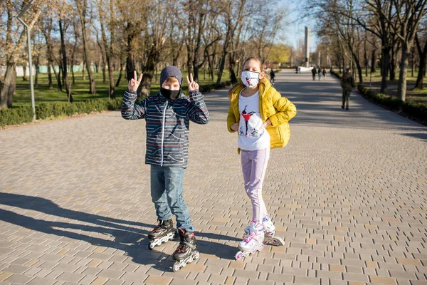 Parkta yürüyen genç bir çift. Parkta koşan genç kadın.