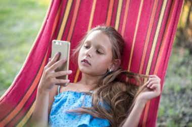 Çocuk parkındaki küçük kız. Hamaktaki küçük kız