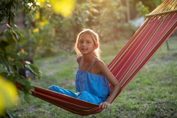 Niña Columpio Una Joven Leyendo Libro Parque Muchacha Joven Hamaca — Foto de Stock