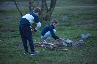 Parkta oynayan çocuklar